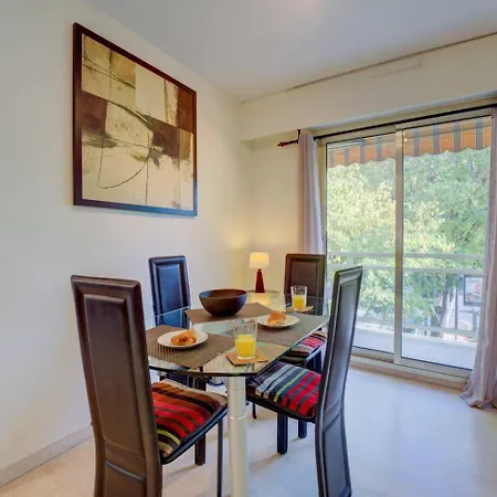 Apartment Elegant W/2 Terraces/mins To & Shops