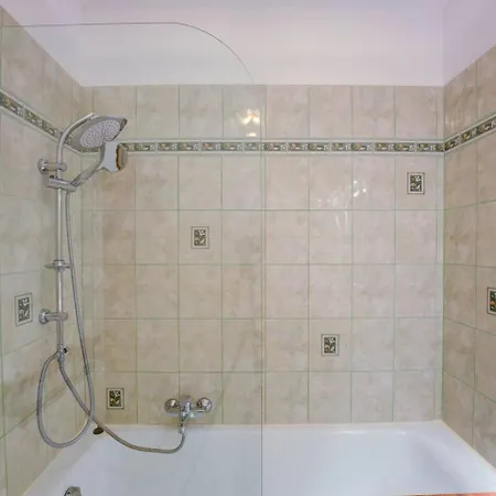 Elegant W/2 Terraces/mins To & Shops Apartment Antibes