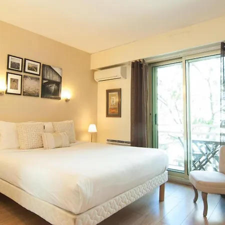 Elegant W/2 Terraces/mins To & Shops Antibes