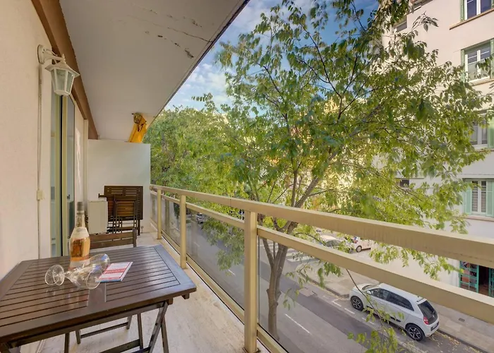 Apartment Elegant W/2 Terraces/mins To & Shops *