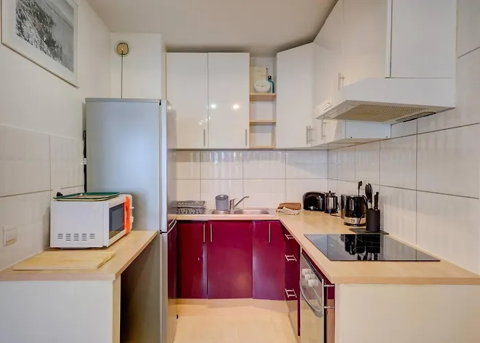 Elegant W/2 Terraces/mins To & Shops Antibes
