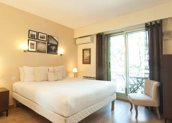Elegant W/2 Terraces/mins To & Shops Antibes