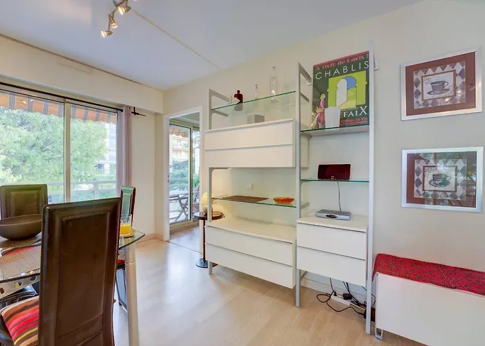 Apartment Elegant W/2 Terraces/mins To & Shops *